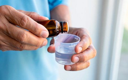 В стакан капают лекарство